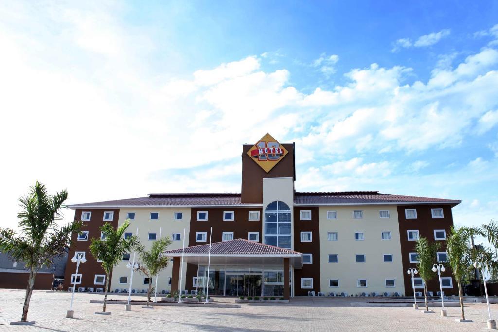 Hotel 10 Dourados Bagian luar foto