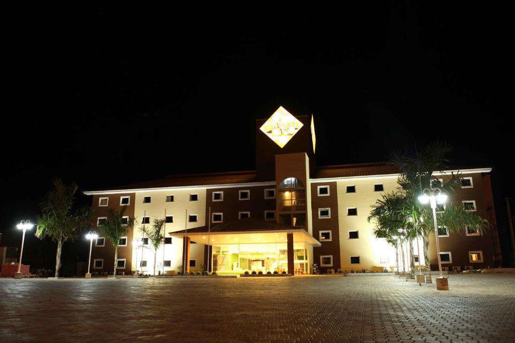 Hotel 10 Dourados Bagian luar foto