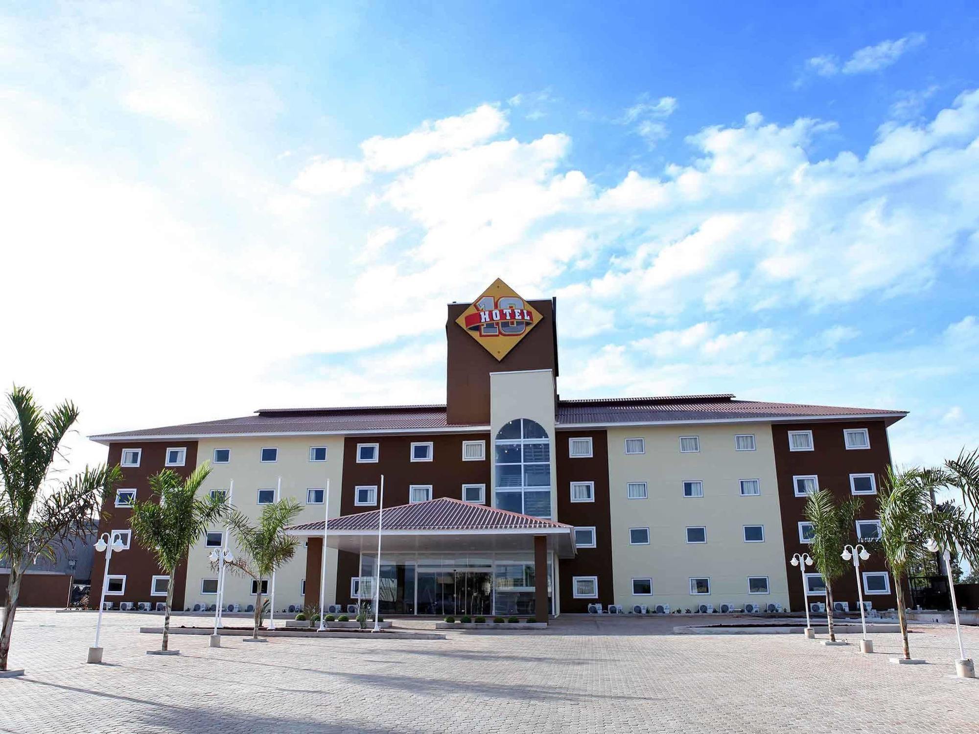 Hotel 10 Dourados Bagian luar foto