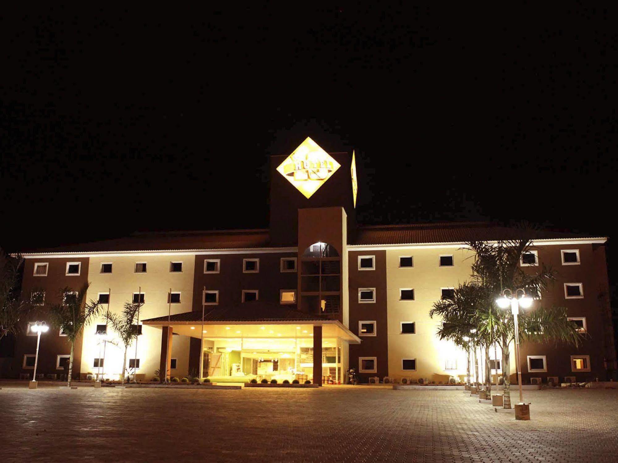 Hotel 10 Dourados Bagian luar foto