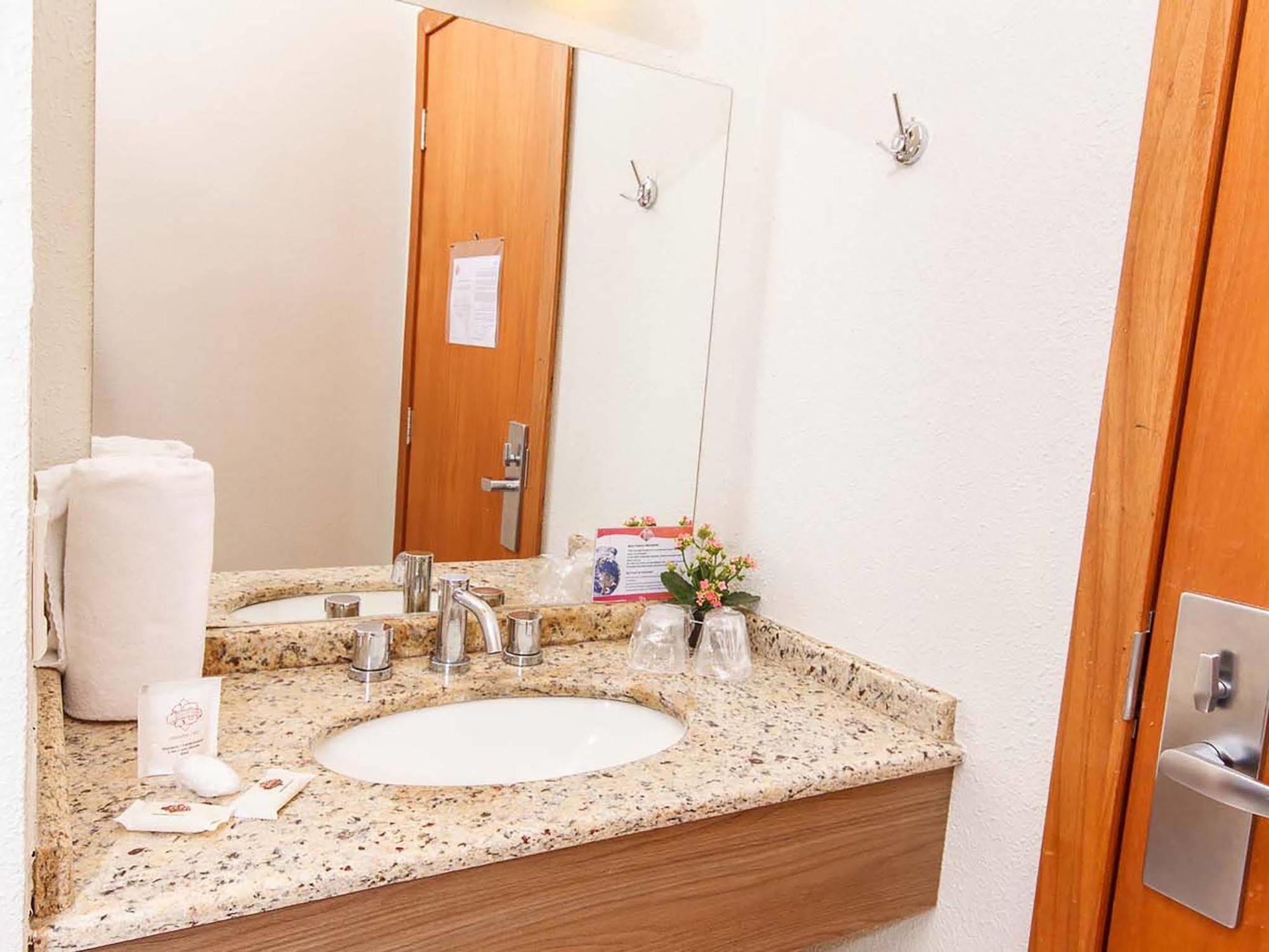 Hotel 10 Dourados Bagian luar foto