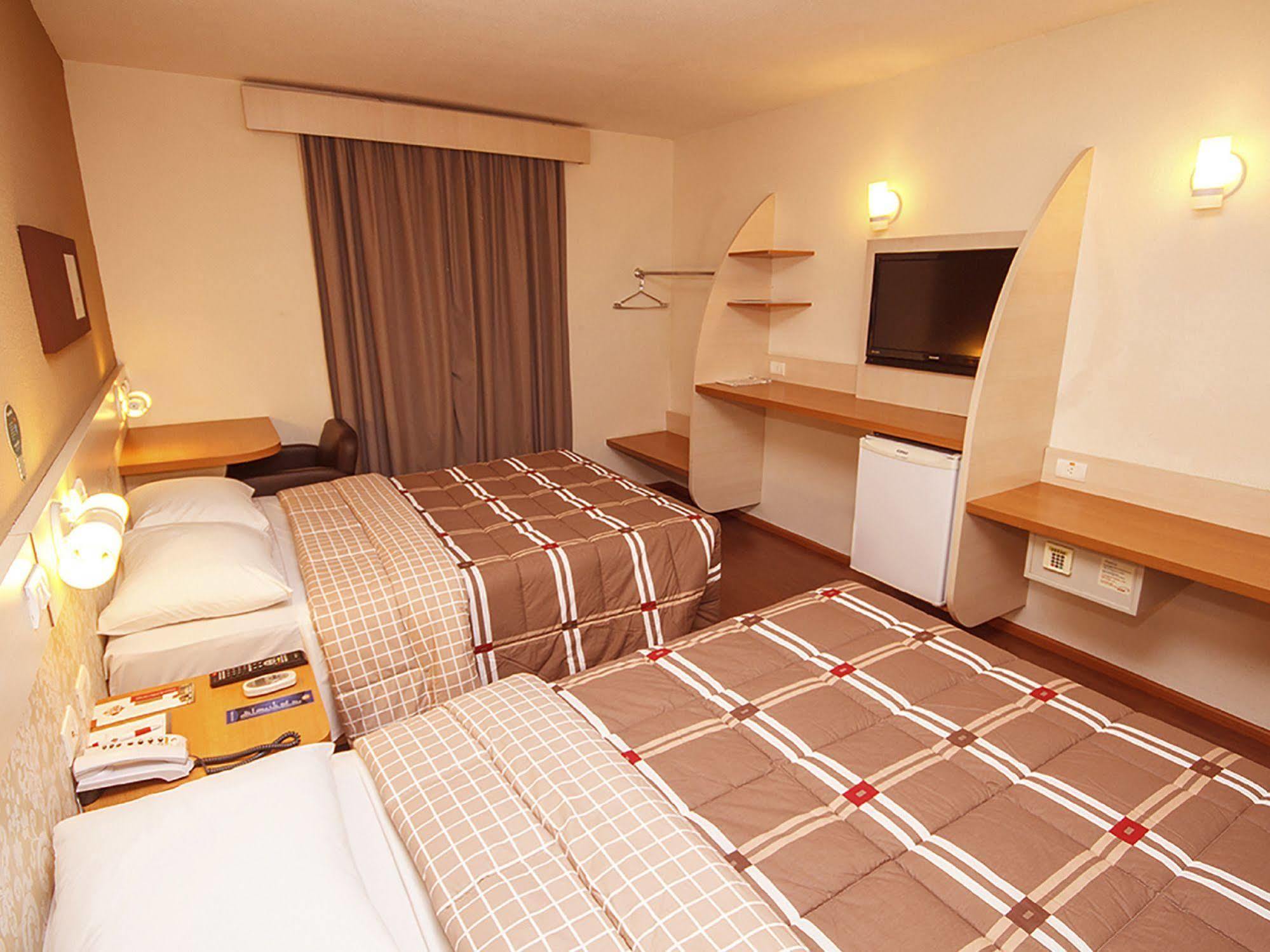 Hotel 10 Dourados Bagian luar foto