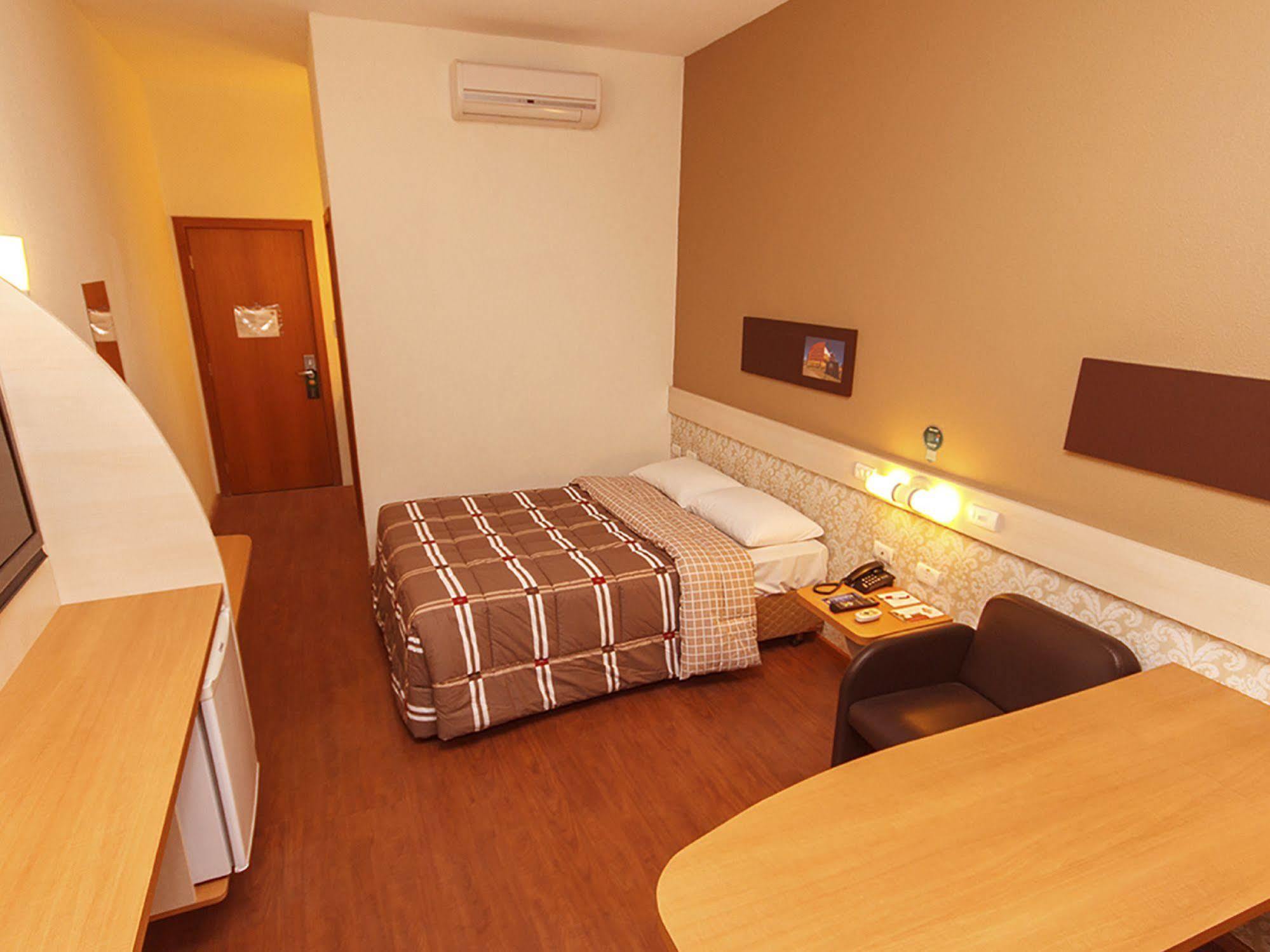 Hotel 10 Dourados Bagian luar foto